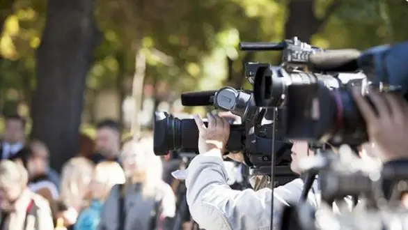 我们第一次被报社采访